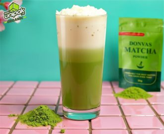 Kvalitetna organska matcha u originalnoj kesici spremna za pripremu frappea