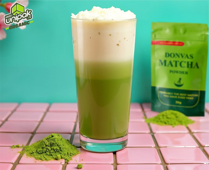 Kvalitetna organska matcha u originalnoj kesici spremna za pripremu frappea