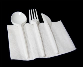 Plastična bela kašika, viljuška, nož, salveta, u celofanskoj kesici