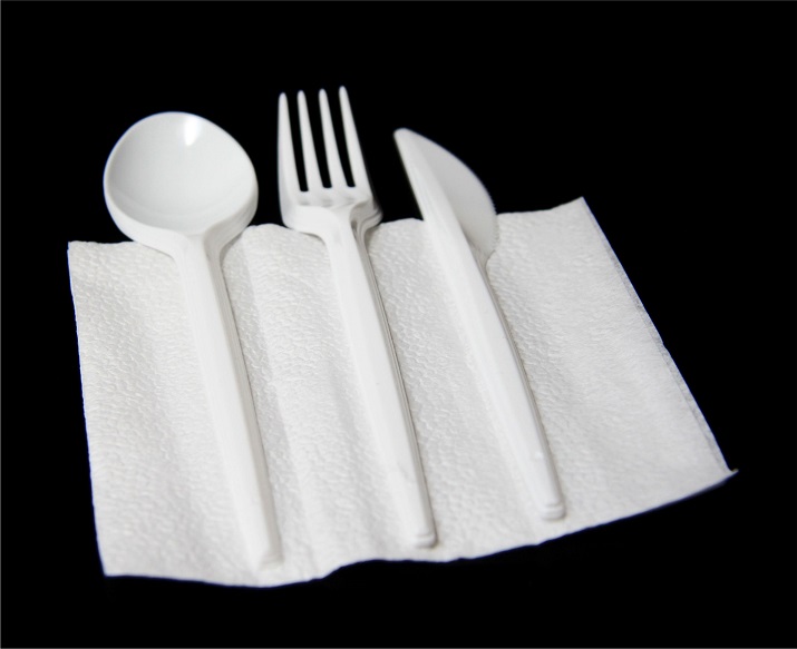 Plastična bela kašika, viljuška, nož, salveta, u celofanskoj kesici